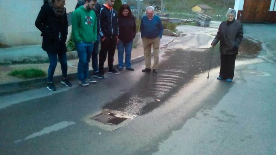 Vecinos de Felechosa, denunciando una fuga de agua que se produjo el pasado mes de diciembre.