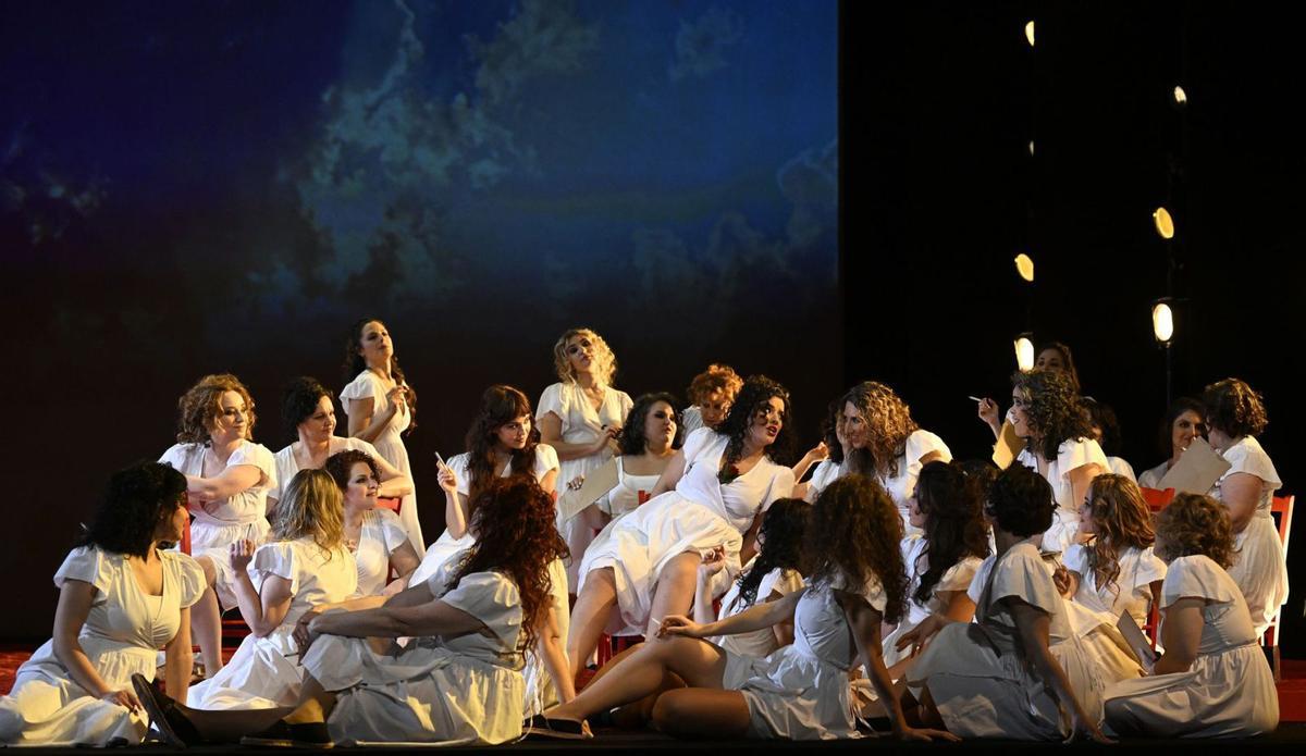 El coro de las cigarreras, en el primer acto de "Carmen"; sentada, en el centro, Marcela Rahal.