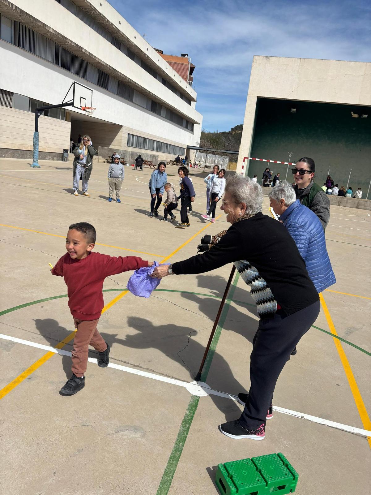 Los abuelos fueron invitados en algunos centros para compartir la jornada junto a los pequeños.
