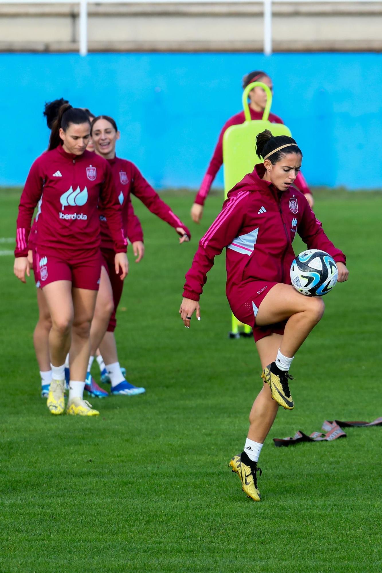 Las imágenes del histórico entrenamiento de la selección española femenina en Burgáns