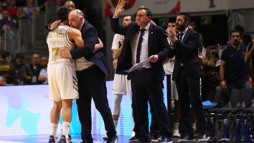 Pablo Laso abrazando a Campazzo.