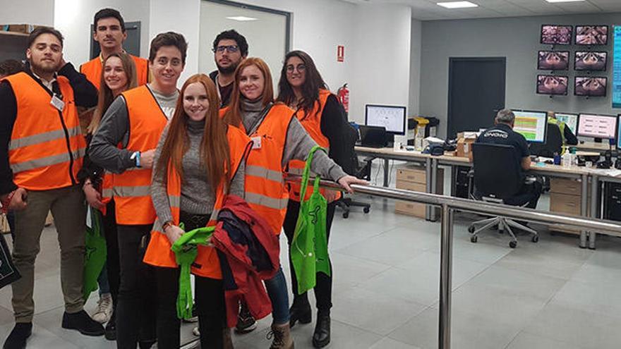 Alumnos del CEU de Elche han conocido la operatividad del aeropuerto.