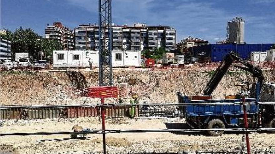 Les màquines treballen des del mes de març passat en aixecar el nou edifici mèdic.