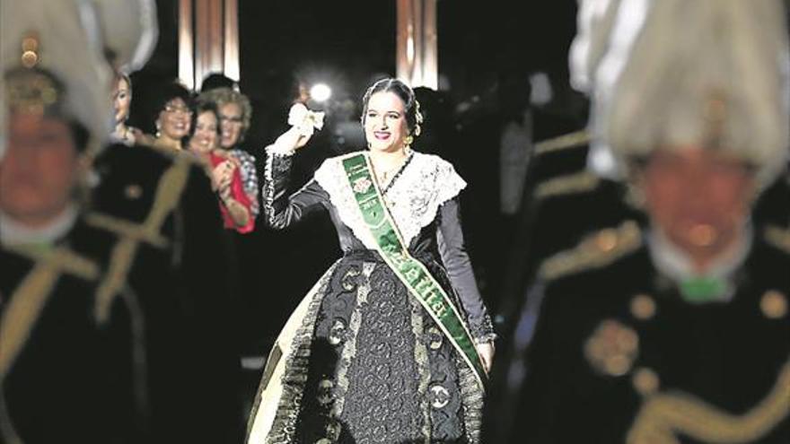 La reina Carla brilla en una Galania de regreso a las raíces de Castellón