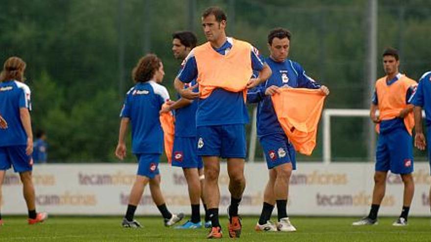 Angulo, Lafita, Sergio y Lopo, en primer término, durante un entrenamiento en las instalaciones de Abegondo. / juan varela