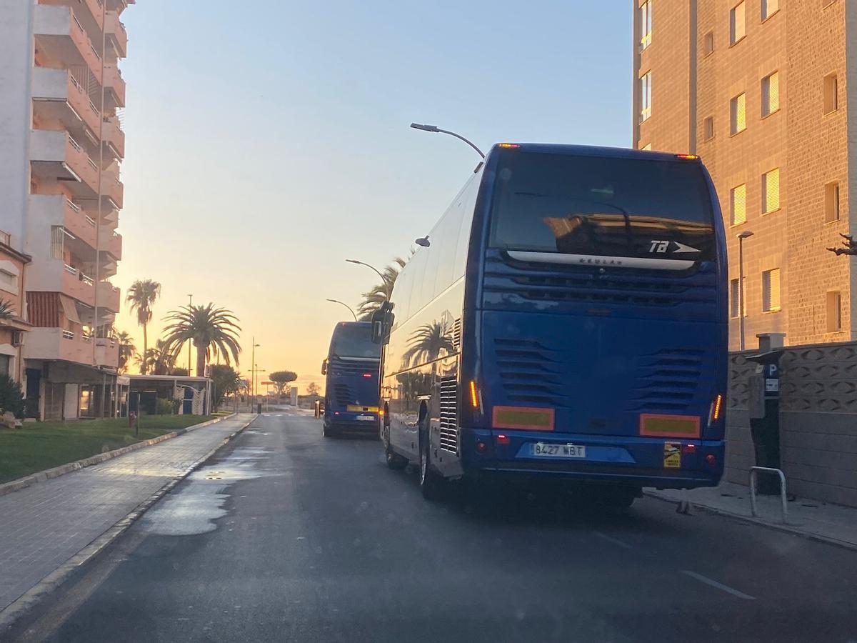 Varios autobuses han sido los encargados de transportar a los migrantes hasta Peñíscola