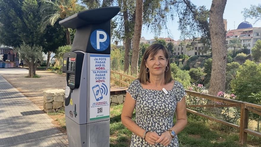 La edil Loli Serna junto a una estación de pago de la zona azul de Elche