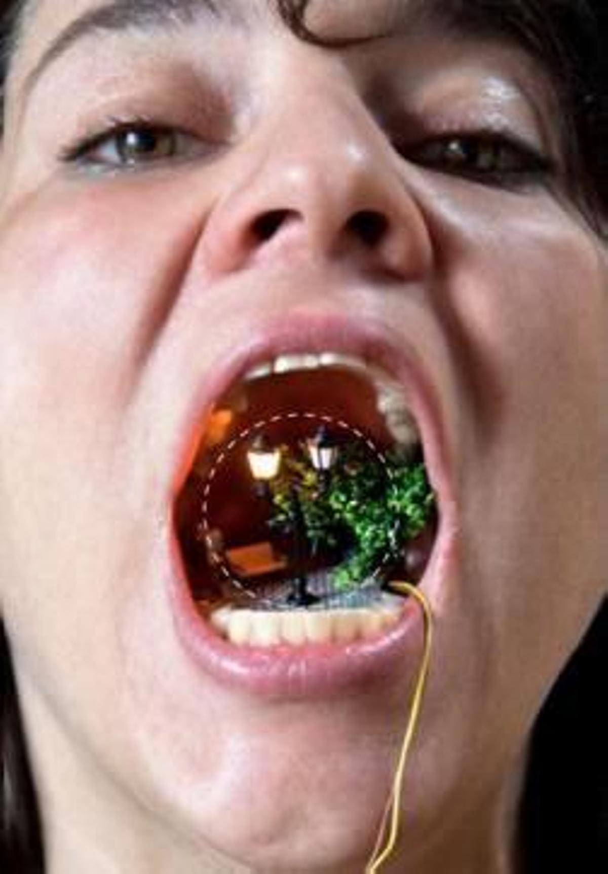 La artista Judith Egger, durante su performance Bardo.