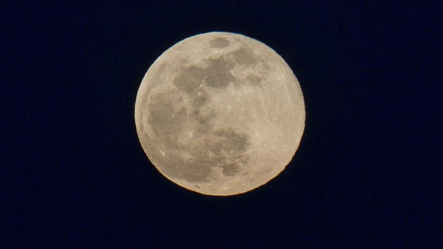 Así se ve la espectacular luna llena de hoy. // B. Lorenzo