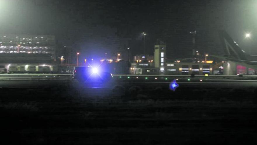 La Guardia Civil en la pista del aeropuerto de Palma ayer noche, buscando con focos a los pasajeros fugados del avión de Air Arabian Maroc. | GUILLEM BOSCH