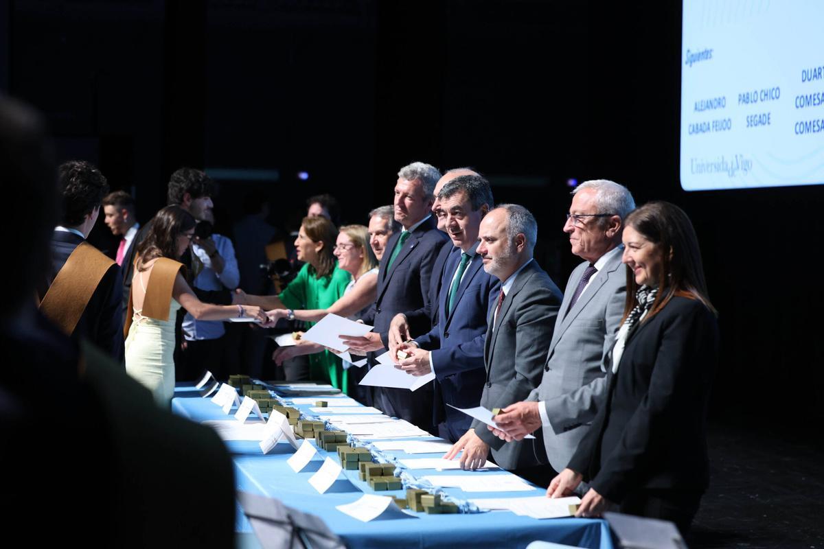 El Auditorio Mar de Vigo acogió la graduación de la Escuela de Ingeniería Industrial de la Universidade de Vigo. En el acto estuvieron presentes 282 alumnos y autoridades como Alfonso Rueda y Abel Caballero. El Auditorio Mar de Vigo acogió la graduación de la Escuela de Ingeniería Industrial de la Universidade de Vigo. En el acto estuvieron presentes 282 alumnos y autoridades como Alfonso Rueda y Abel Caballero.
