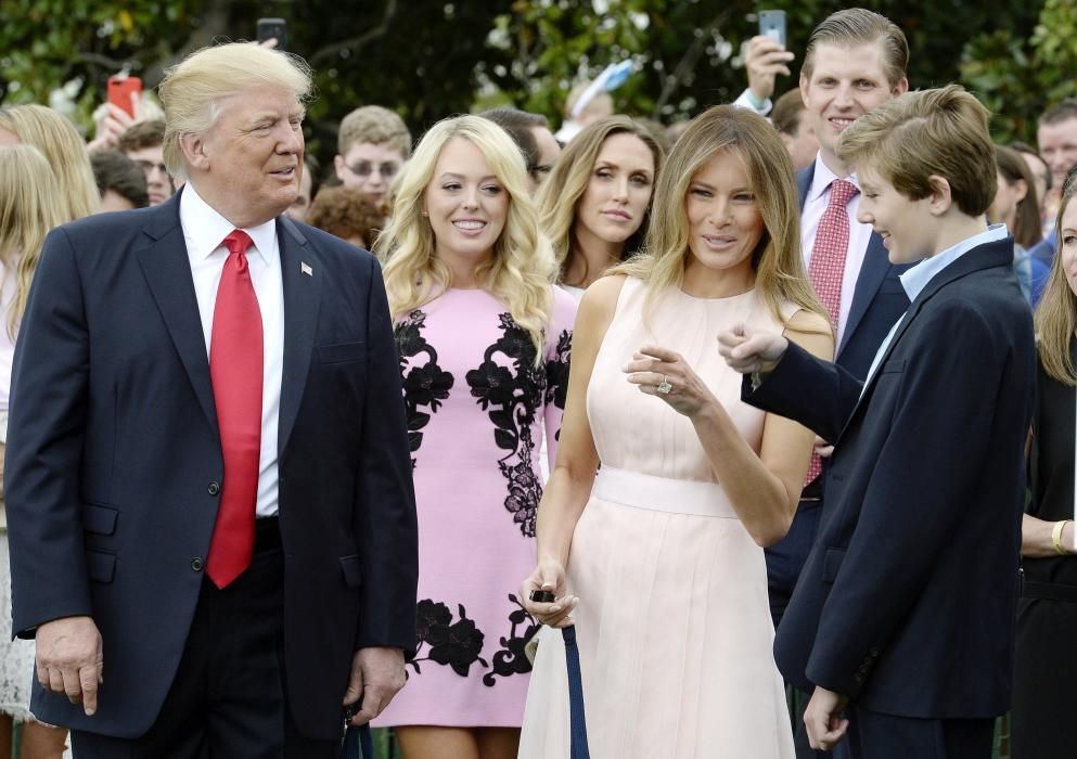 El presidente de Estados Unidos, Donald Trump, y la primera dama, Melania Trump, han participado este lunes en su primera carrera de huevos de Pascua desde que llegaron a la Casa Blanca.