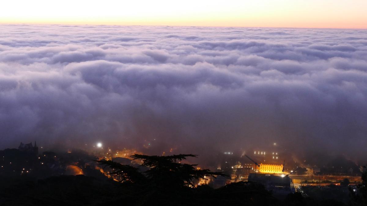 Timelapse del mar de nubes que este miércoles por la mañana circulaba por debajo del Observatori Fabra de Barcelona.