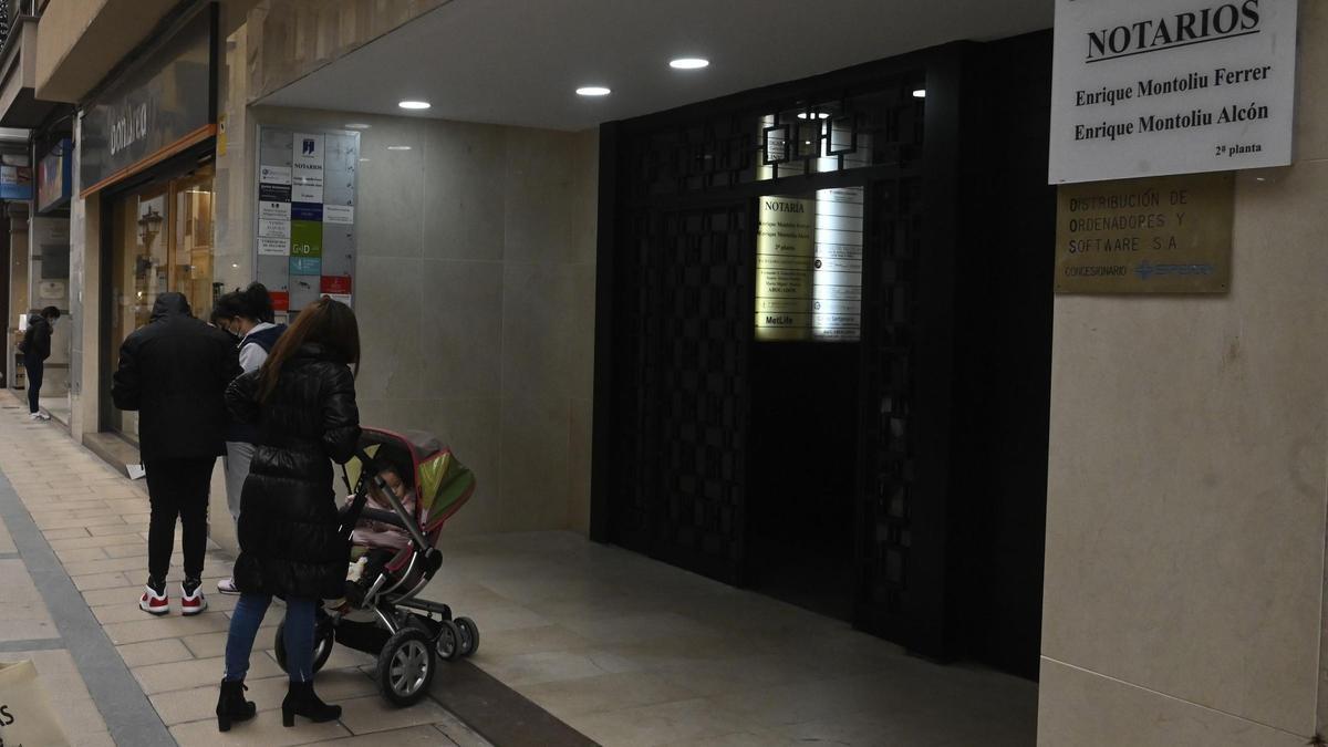 Entrada de una notaría de Castelló, en una imagen de archivo.