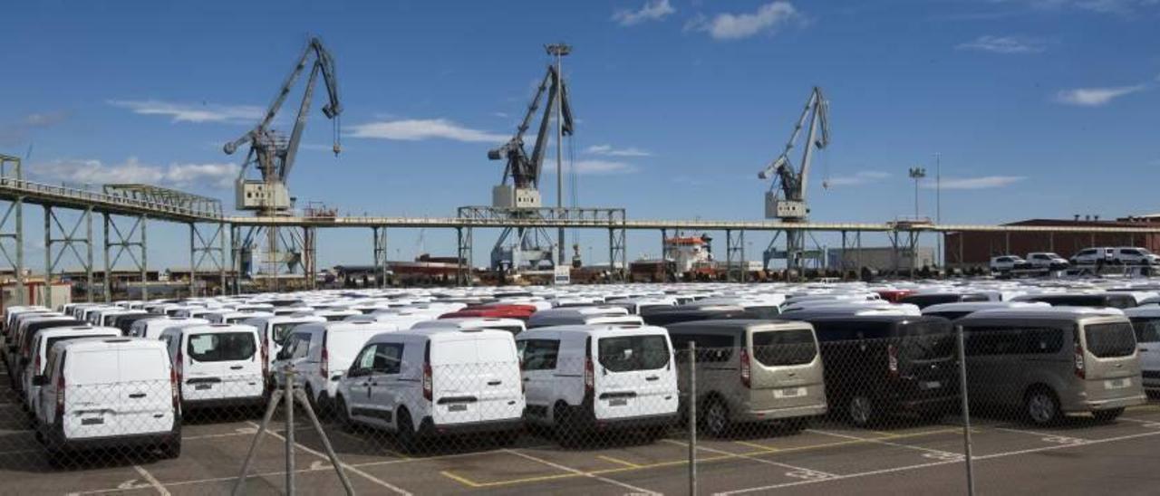 Terminal de automóviles en el puerto de Sagunt, que utilizan diversas marcas del sector.