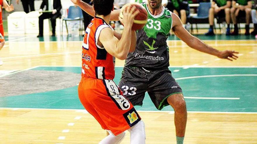 Joan Creus, con el balón presionado por un defensa rival.