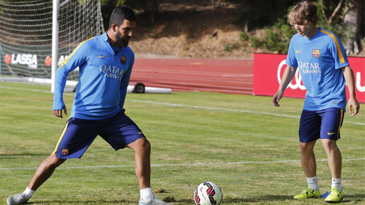 Arda Turan, junto a Halilovic durante la sesión de este jueves