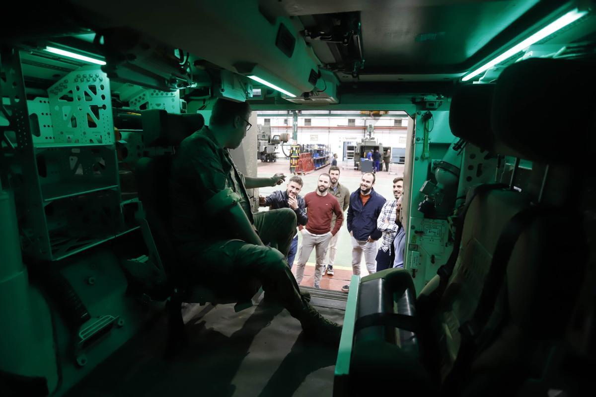 Interior del vehículo 8 VCR 8x8 Dragón. Ingenieros 8 Empleados de Tess Defense. Ingenieros y militares, en el Parque de Mantenimiento de Vehículos de Rueda Nº 2 de El Higuerón. AJGonzález Córdoba Oficina de Apoyo al Ciclo de Vida del VCR 8x8 Dragón en el Centro de mantenimiento de Vehículos a ruedas de El Higuerón