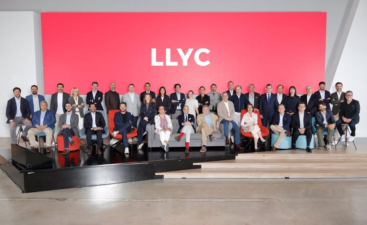 El equipo de LLYC.