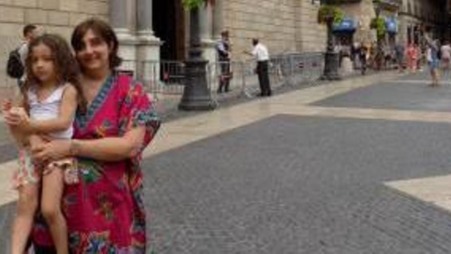 L&#039;argentina Paola Galeotti i la seva filla celebrant la Diada de Catalunya passejant per la plaça de Sant Jaume