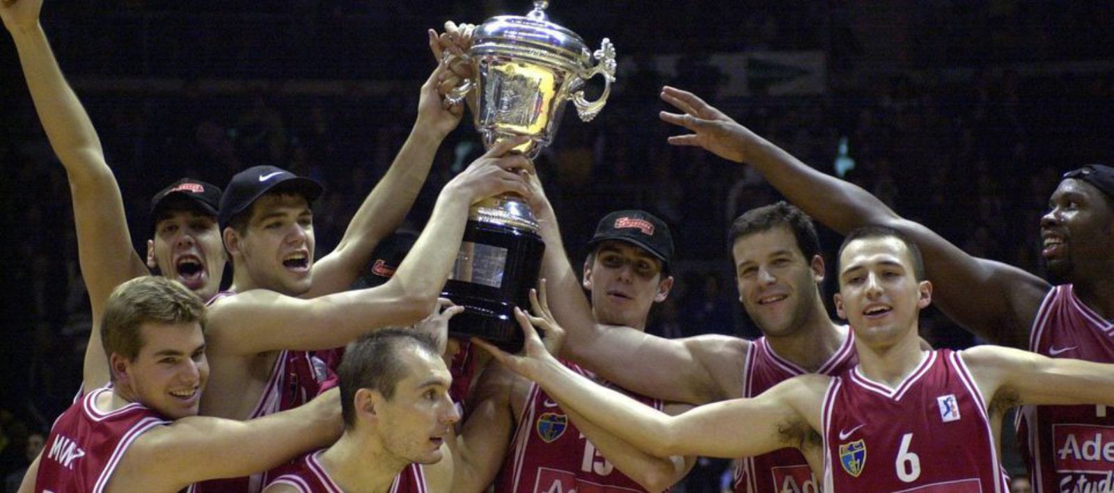 Los jugadores de Estudiantes celebran la Copa del Rey de 2000