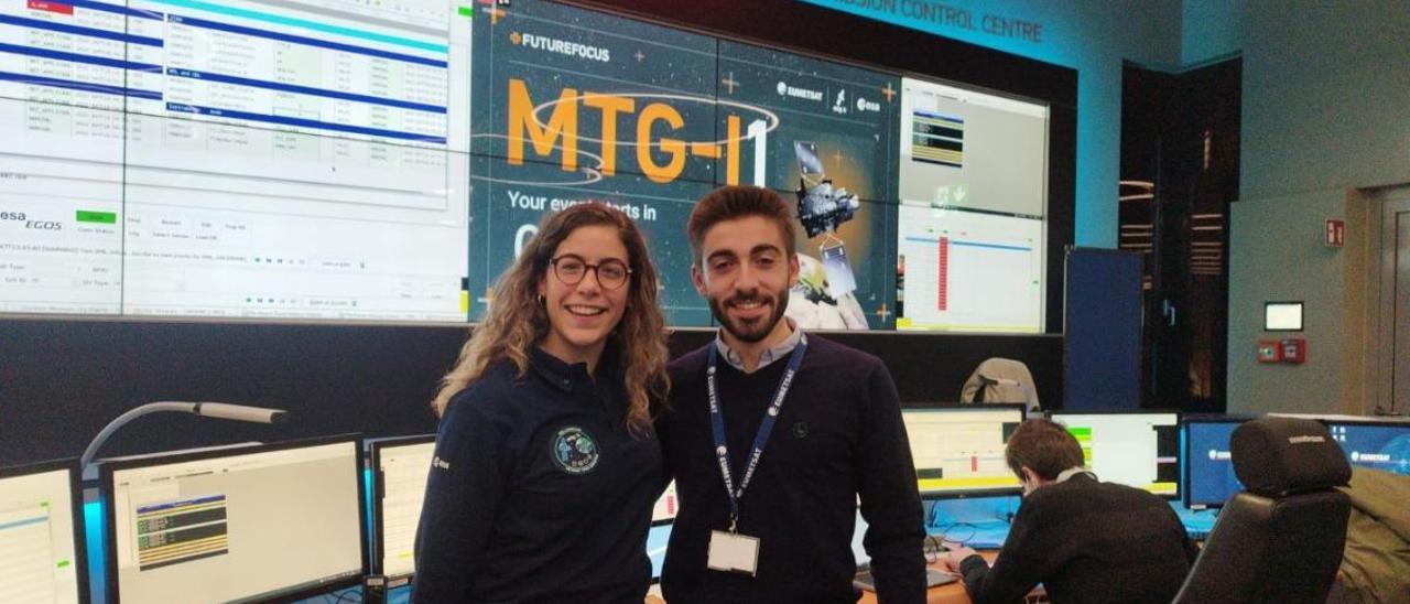 Sara Rodríguez y Pablo Sueiro, en la sala de control de Eumetsat momentos antes del lanzamiento.