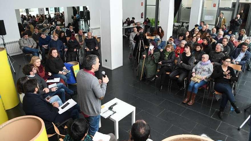 Asistentes al &#039;Dillo Ti&#039; y miembros del Gobierno local, ayer en el centro cívico de Os Rosales.