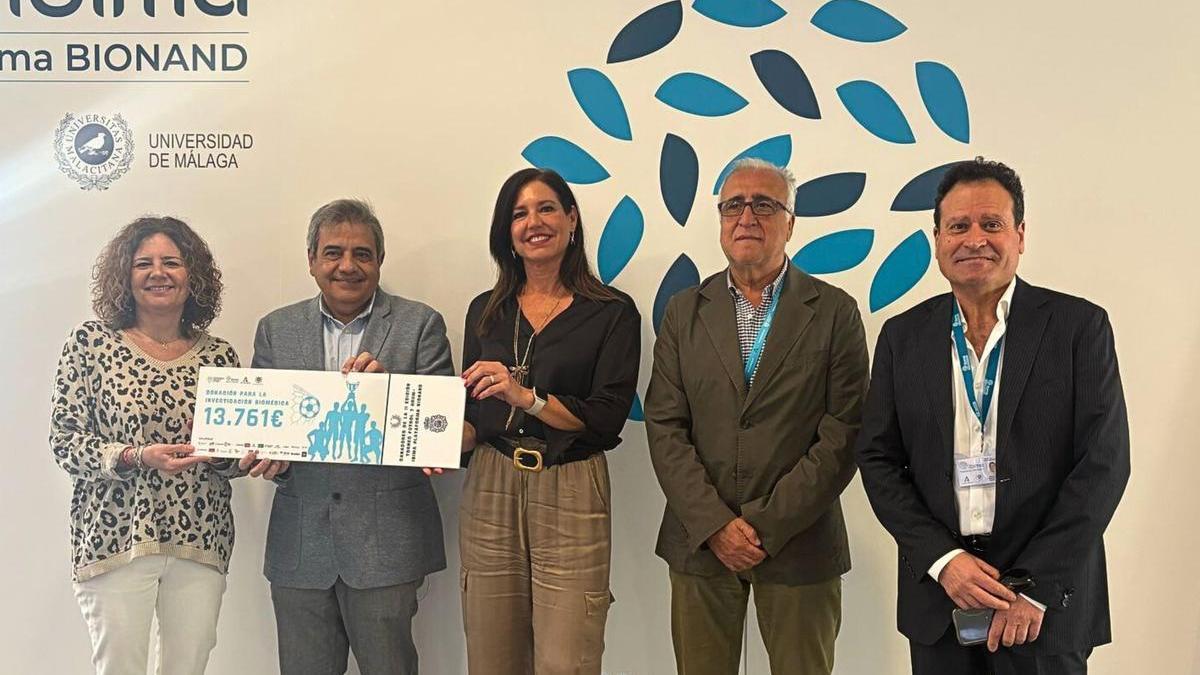 El Hospital Regional entrega del cheque con la recaudación a los responsables de IBIMA