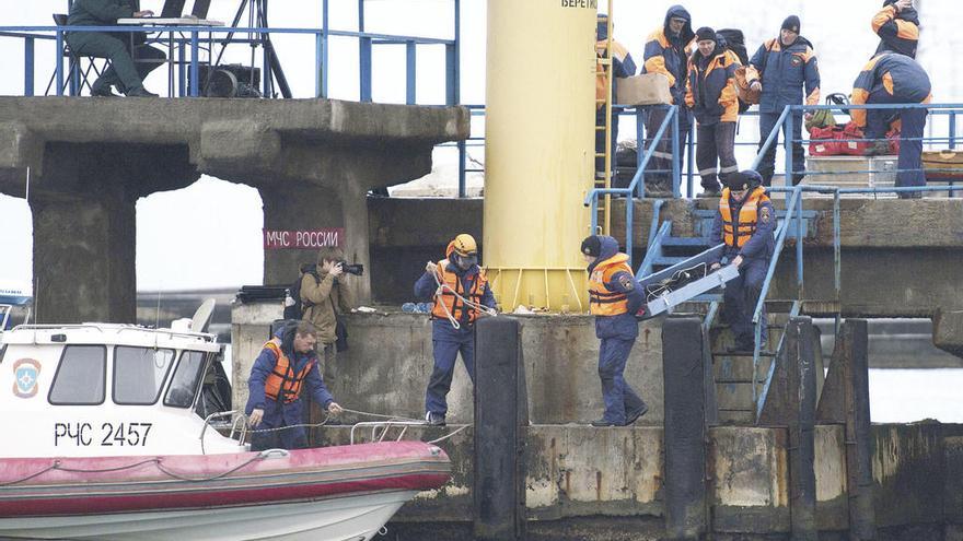 Hallan restos del fusejale del avión ruso que cayó al mar y se descarta un atentado