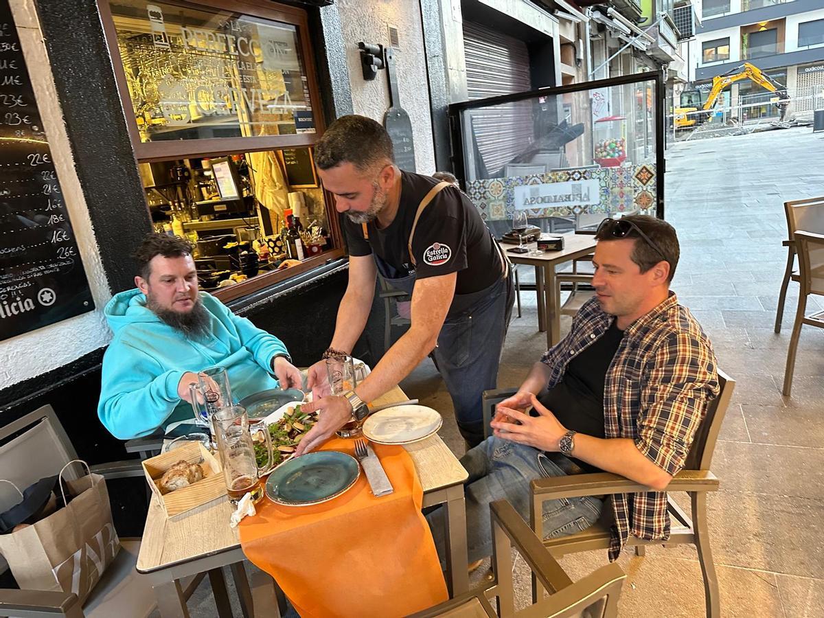 Manuel Gómez sirviendo una mesa en su restaurante de Vilagarcía.