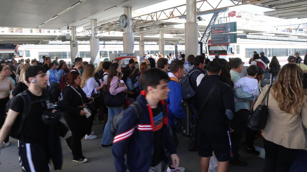 El servicio especial se prestará durante el Mundial de MotoGP desde la estación de València Nord.