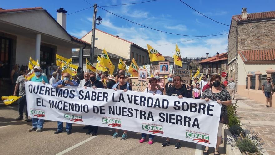 VIDEO | Unas 350 personas exigen en Villardeciervos responsabilidades por el incendio en la Sierra de la Culebra