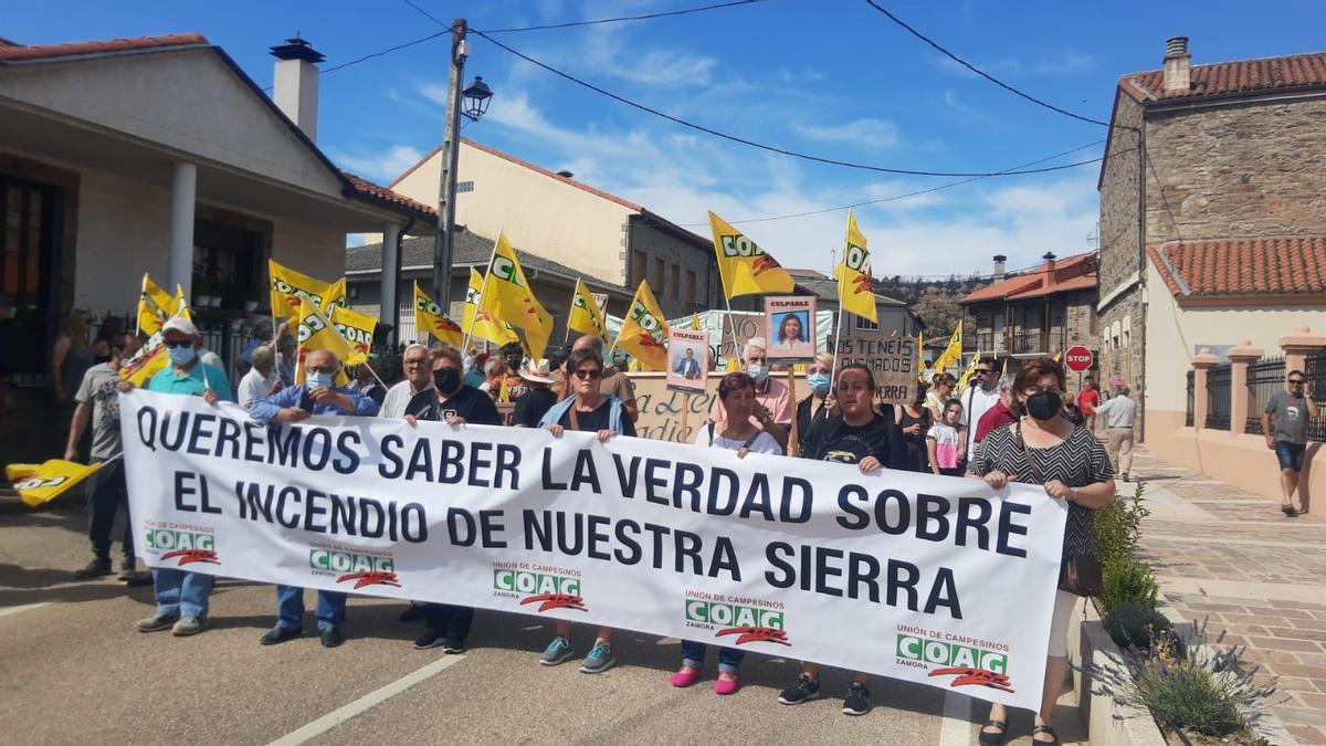 Manifestación en Villardeciervos por el incendio de la Sierra de la Culebra.