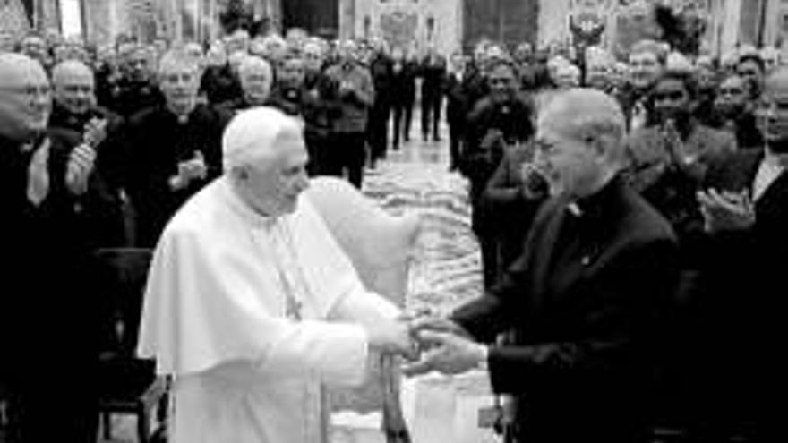 El Papa blanco pide &quot;obediencia&quot; y &quot;fidelidad&quot; al nuevo Papa negro