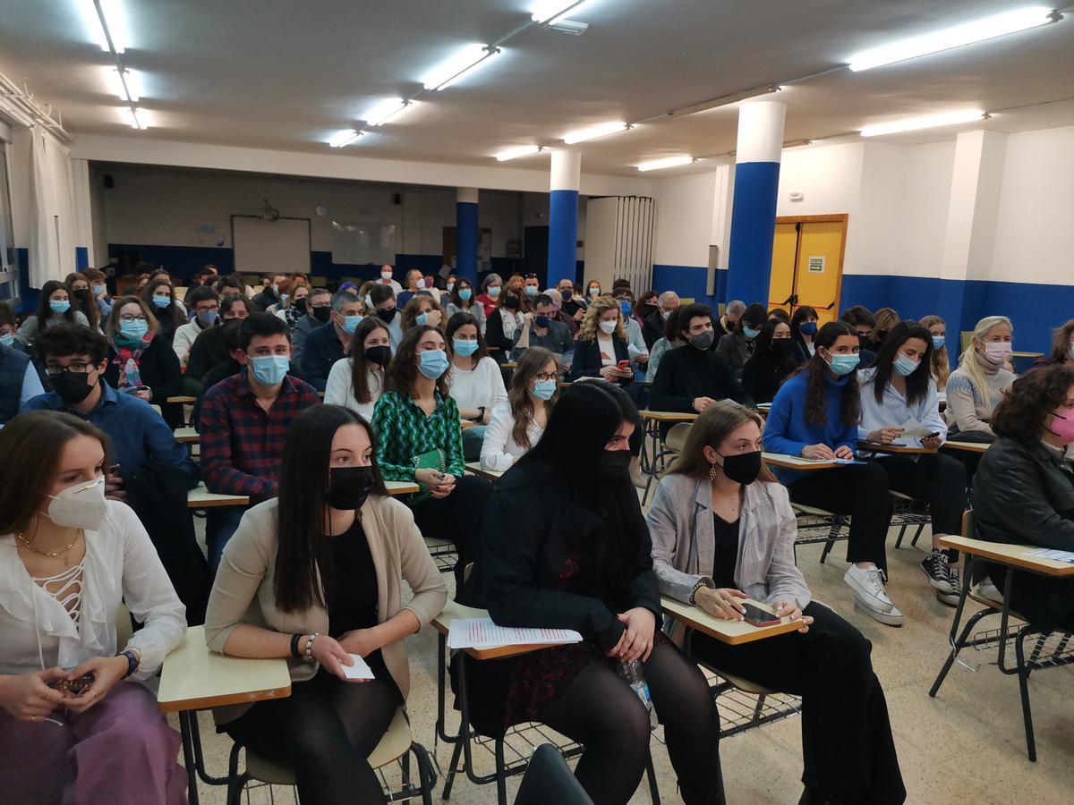 Los asistentes escucharon las exposiciones de los proyectos de investigación de los estudiantes de Bachillerato.