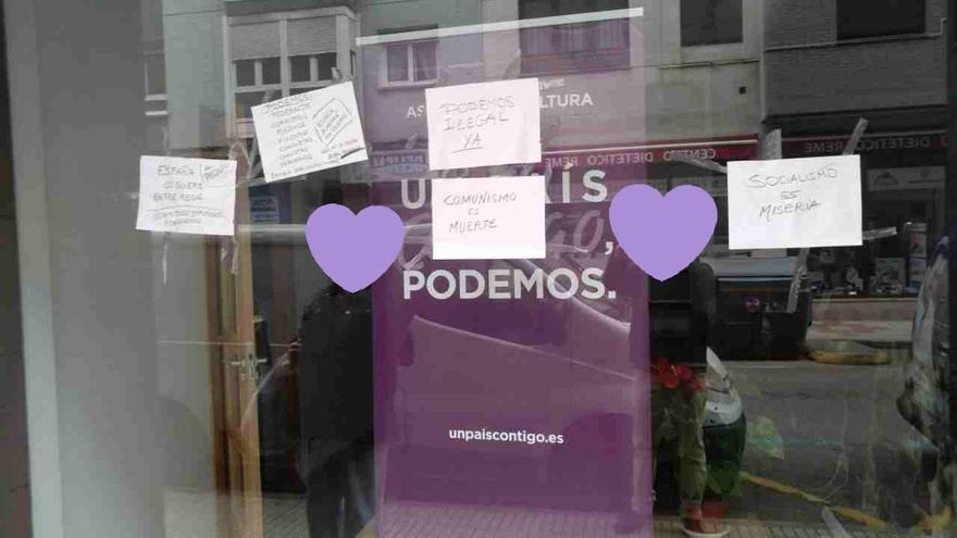 Carteles ofensivos y lanzamiento de huevos contra la sede de Podemos en Gijón