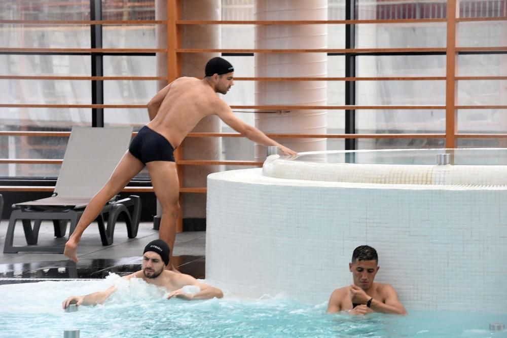 Los titulares en el partido de ayer ante el Sporting tuvieron una sesión de recuperación en la Casa del Agua.