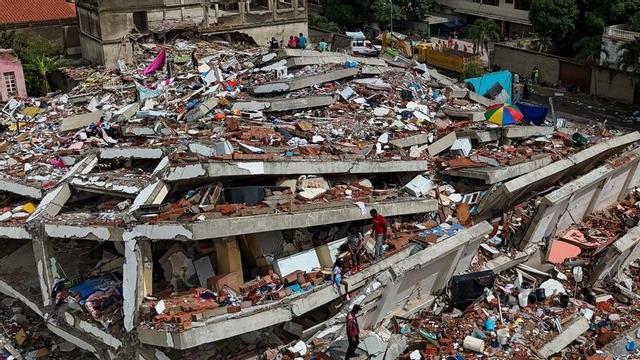 Edificis destruïts després dels sismes, ahir a Caraballeda, a l’estat veneçolà de La Guaira. | MIGUEL MEDINA / AFP