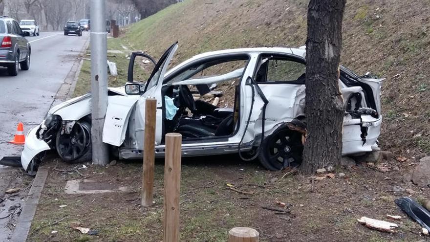 Dos ferits en un aparatós accident al Passeig del Riu