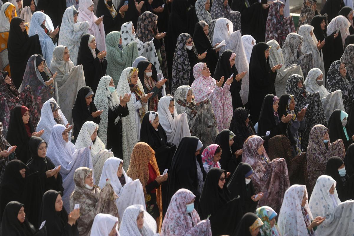 Los musulmanes celebran el fin del Ramadán. Fiesta del Eid al-Fitr en el santuario de Abdol-Azim, en Teherán (Irán).