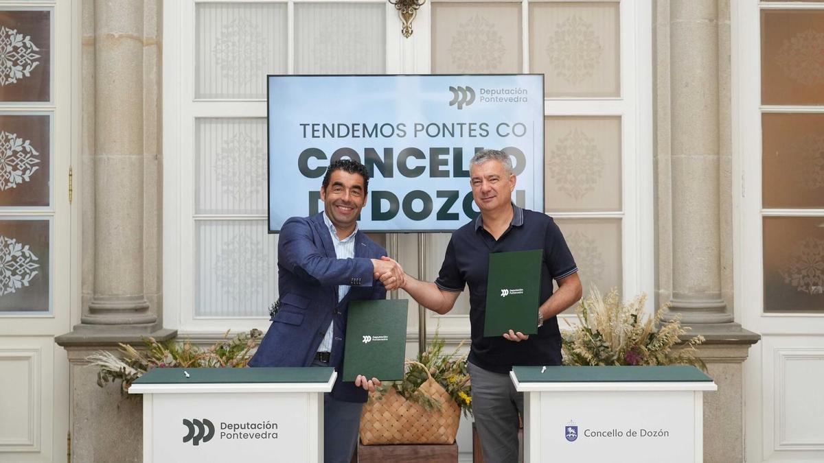 Luis López y Adolfo Campos, tras firmar el convenio.