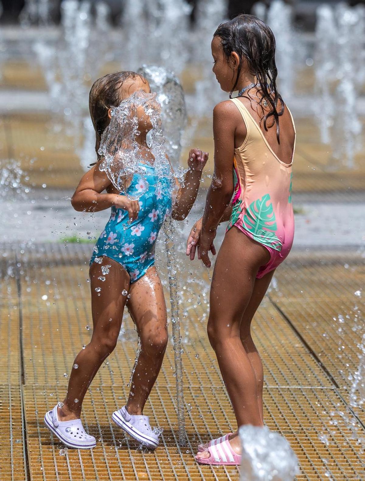 La ola de calor aprieta en Alicante: vecinos y turistas se bañan en las fuentes La ola de calor aprieta en Alicante: vecinos y turistas se bañan en las fuentes
