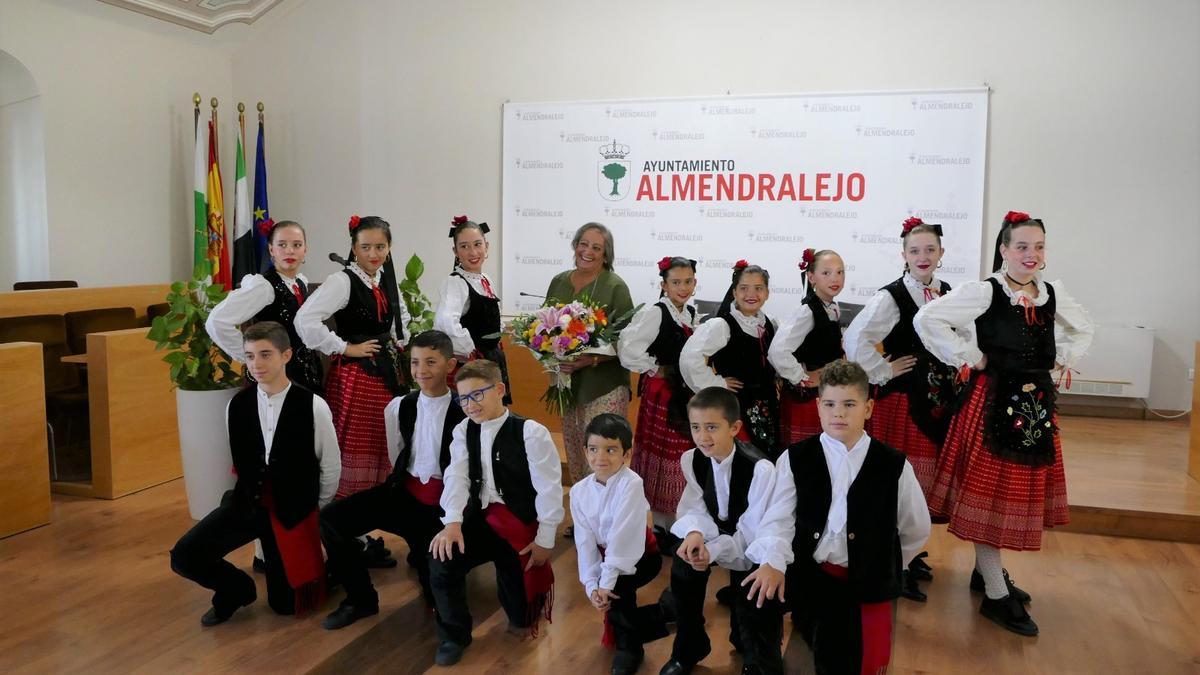 Maria José Hurtado, pregonera del festival, posando con el grupo infantil