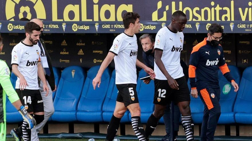 El Valencia CF abandona el césped por insultos racistas a Diakhaby