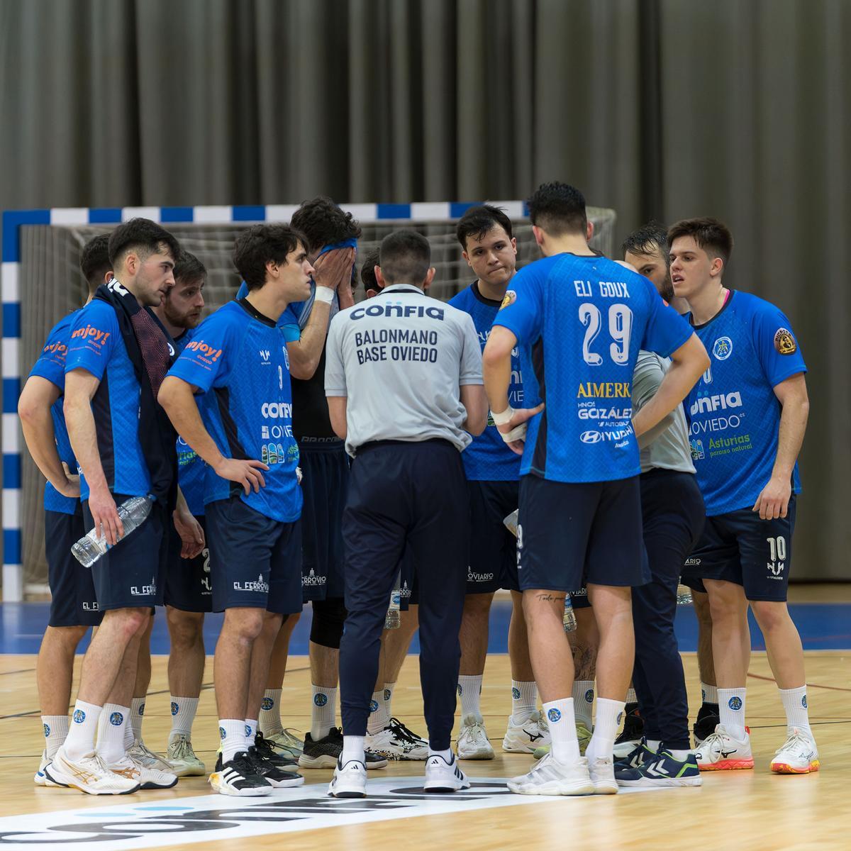 Los jugadores del Confía Base, durante un tiempo muerto.