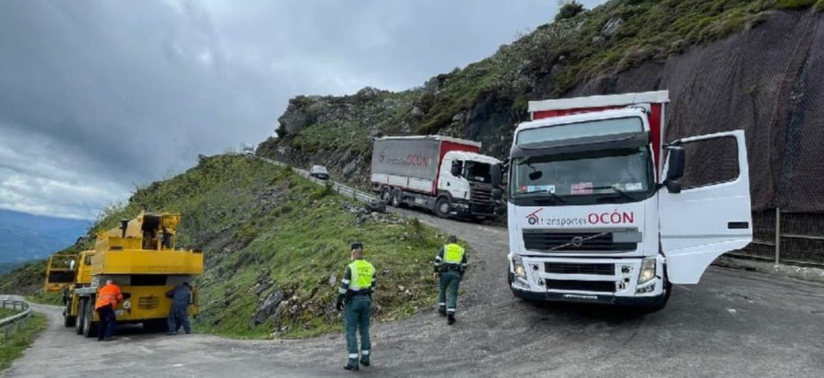 Espectacular operación para rescatar el camión de la Vuelta atrapado en el Angliru