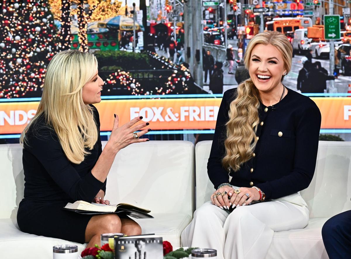 La copresentadora del programa de televisión 'Fox &amp;amp; Friends', de la cadena Fox (izquierda), durante la entrevista a la CEO de Turning Point USA Erika Kirk, el pasado día 9.