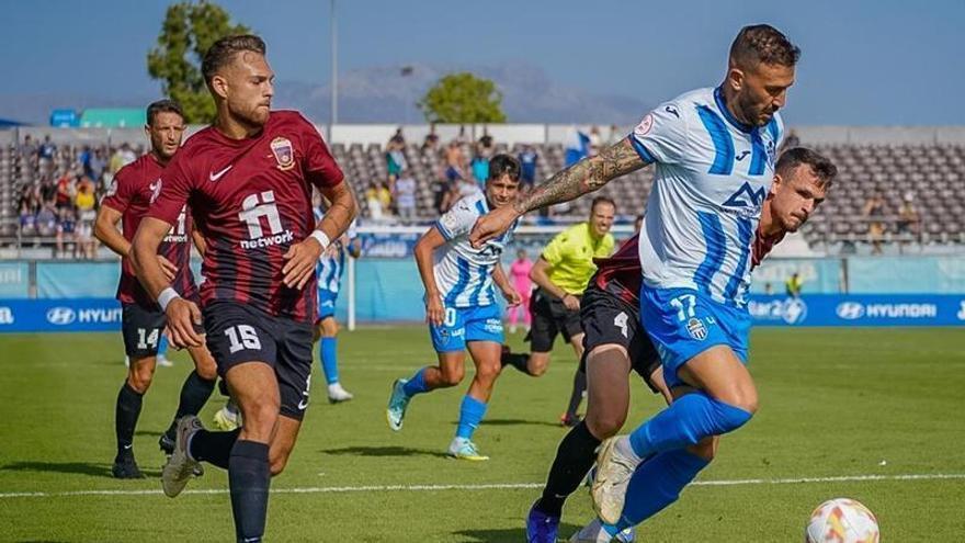 Diego González y Pardo pelean por el balón durante el partido disputado en el feudo del Atlético Baleares