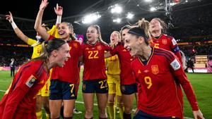 Sydney (Australia), 20/08/2023.- Team Spain celebrates after winning the FIFA Women’s World Cup 2023 Final soccer match between Spain and England at Stadium Australia in Sydney, Australia, 20 August 2023. (Mundial de Fútbol, España) EFE/EPA/DEAN LEWINS AUSTRALIA AND NEW ZEALAND OUT