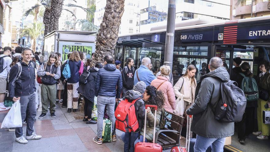La saturación y reducción de frecuencias en los autobuses de Alicante genera malestar entre los pasajeros